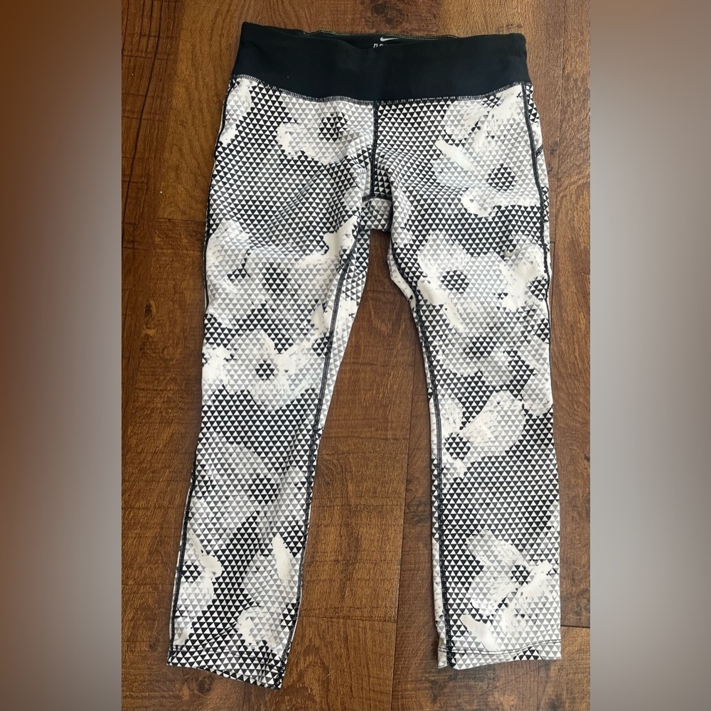 Nike Womens cropped running leggings Sz small drifit